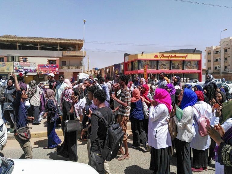 Des Soudanais manifestent contre le gouvernement d'Omar el-Béchir dans la capitale Khartoum le 18 mars 2019