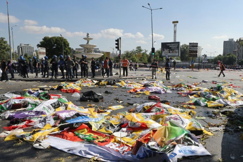 Des policiers autour des corps de victimes, recouverts de drapeaux, du double attentat qui a fait au moins 86 morts à Ankara en Turquie, le 10 octobre 2015 
