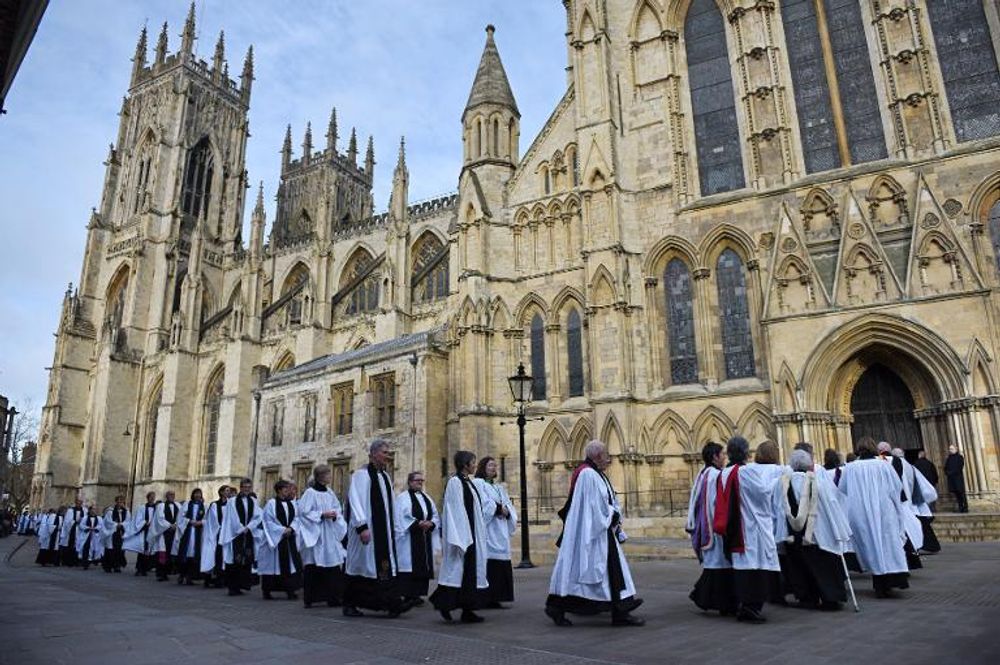 Illustation-Procession du clergé devant la cathédrale de York avant la cérémonie d'ordination de Libby Lane, première femme évêque de l'Eglise anglicane d'Angleterre, le 26 janvier 2015