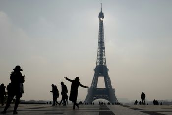 Une femme pose devant la tour Eiffel à Paris, le 21 février 2018
