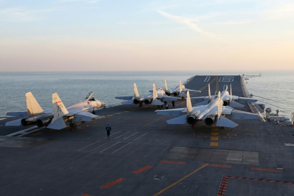 Des chasseurs J-15 sur le pont du porte-avions chinois Liaoning lors d'exercices militaires dans le Golfe de Bohai, en décembre 2016