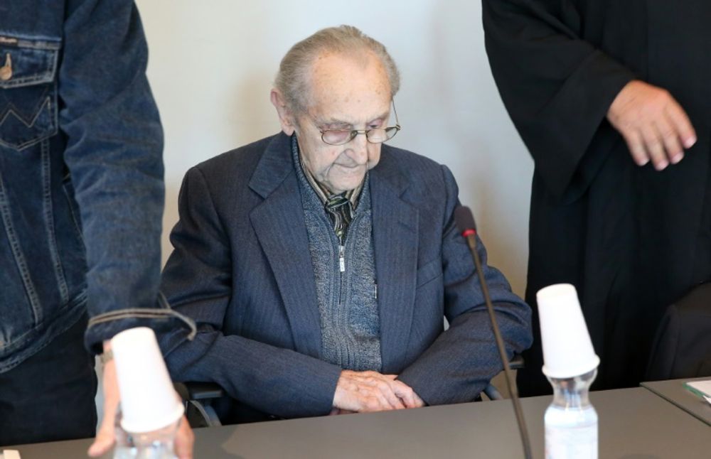 Hubert Zafke, ex-infirmier âgé de 95 ans, du camp de concentration d'Auschwitz, lors de son procès pour "complicité" dans l'extermination de 3.681 juifs, le 12 septembre 2016 à Neubrandenburg