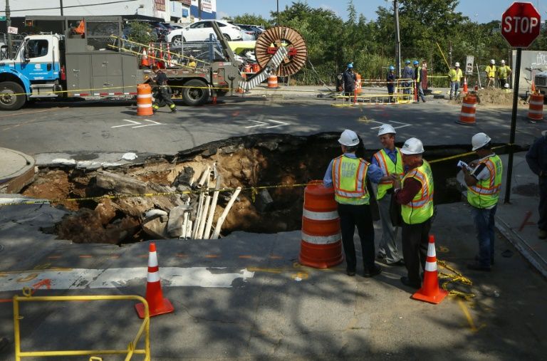 Giant Sinkhole Swallows Up New York Street i24NEWS