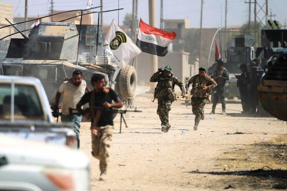 Les blindés de l'armée irakienne et des unités paramilitaires du Hachd al-Chaabi avançent dans Tal Afar, le 24 août 2017
