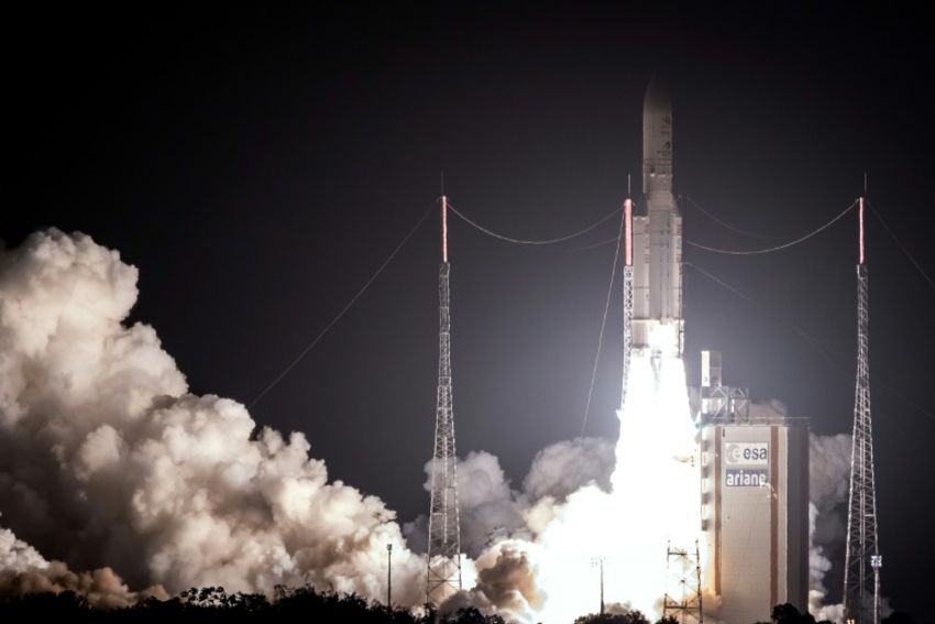 Image d'illustration/Une fusée Ariane 5 décolle du centre spatial de Kourou en Guyane française, le 19 octobre 2018