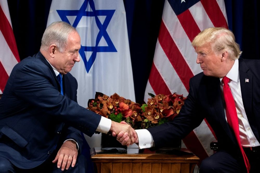 مصافحة بين الرئيس الاميركي السابق دونالد ترامب ورئيس الوزراء الاسرائيلي السابق بنيامين نتنياهو في مستهل لقائهما في نيويورك في 18 ايلول/سبتمبر 2017