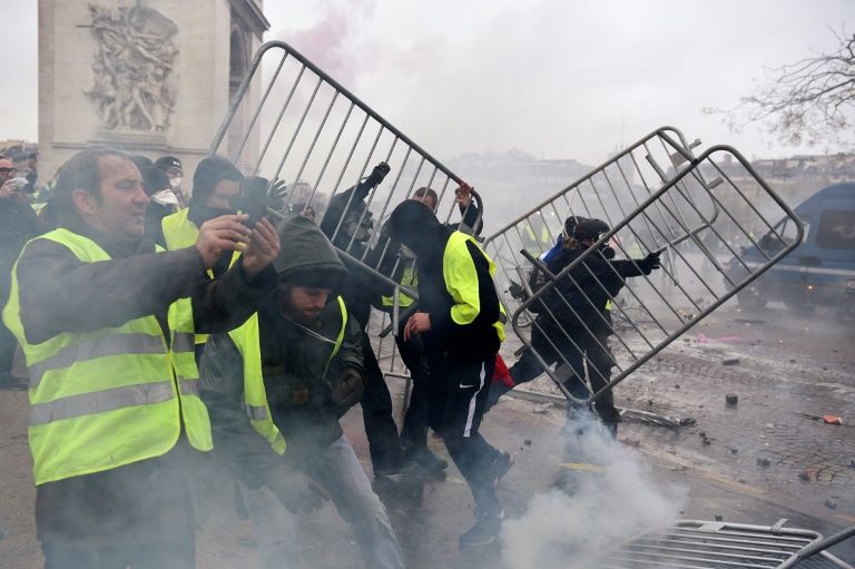 Violent Clashes In Paris As Anti-Macron Protesters Return - I24NEWS