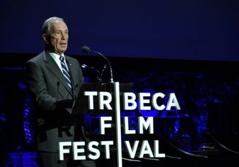 L'ancien maire de New York Michael Bloomberg à New York le 26 avril 2017, après la projection du film "From the Ashes", à l'occasion du festival du film de Tribeca