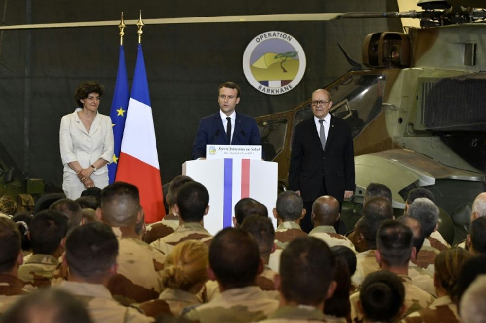 President Emmanuel Macron (c), Defense Minister Sylvie Goulard (l), and Foreign Minister Jean-Yves Le Drian, during a visit to northern Mali - May 2017