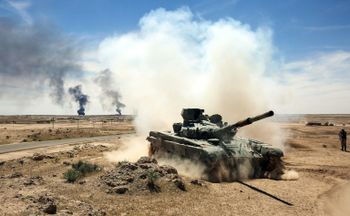 Un char T-72M irakien s'avance vers la ville antique de Hatra, située au sud-ouest de Mossoul, lors d'une offensive pour reprendre la région à l'EI, le 26 avril 2017