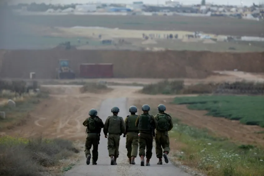Des soldats israéliens prennent position face à des manifestants palestiniens à la frontière entre Gaza et Israël, le 24 avril 2018