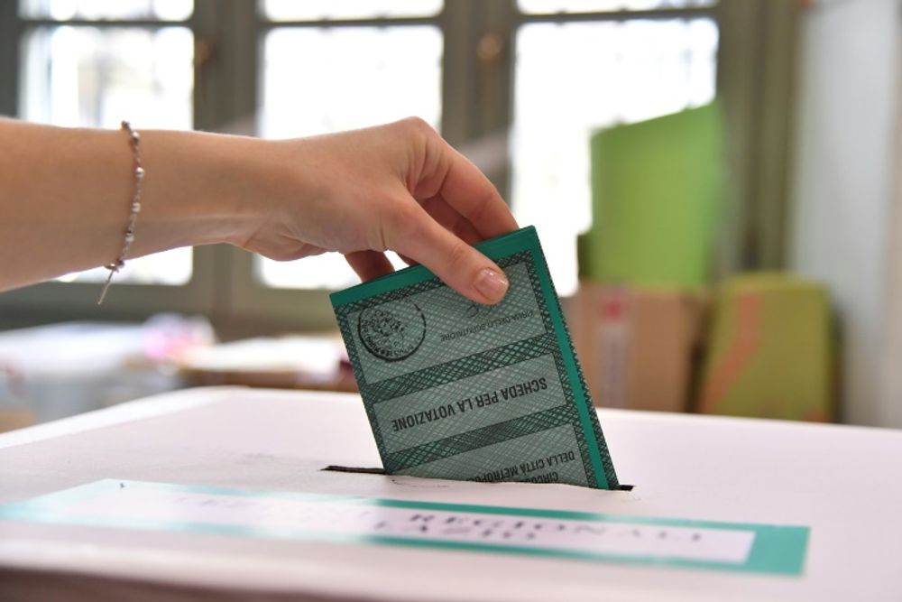 Une personne vote, le 4 mars 2018 à Rome, lors des élections en Italie