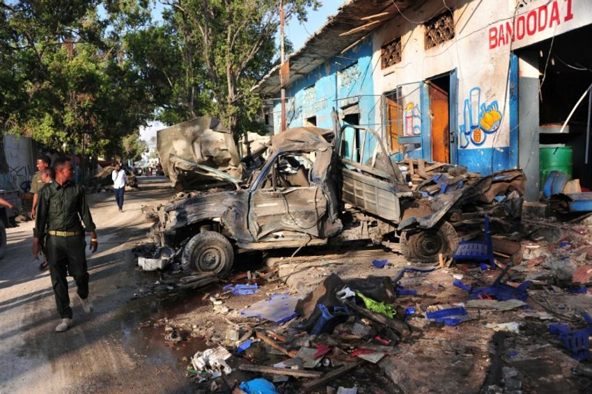 Illustration - Site d'une attaque à la voiture piégée, photographié le 29 octobre 2017 à Mogadiscio, en Somalie