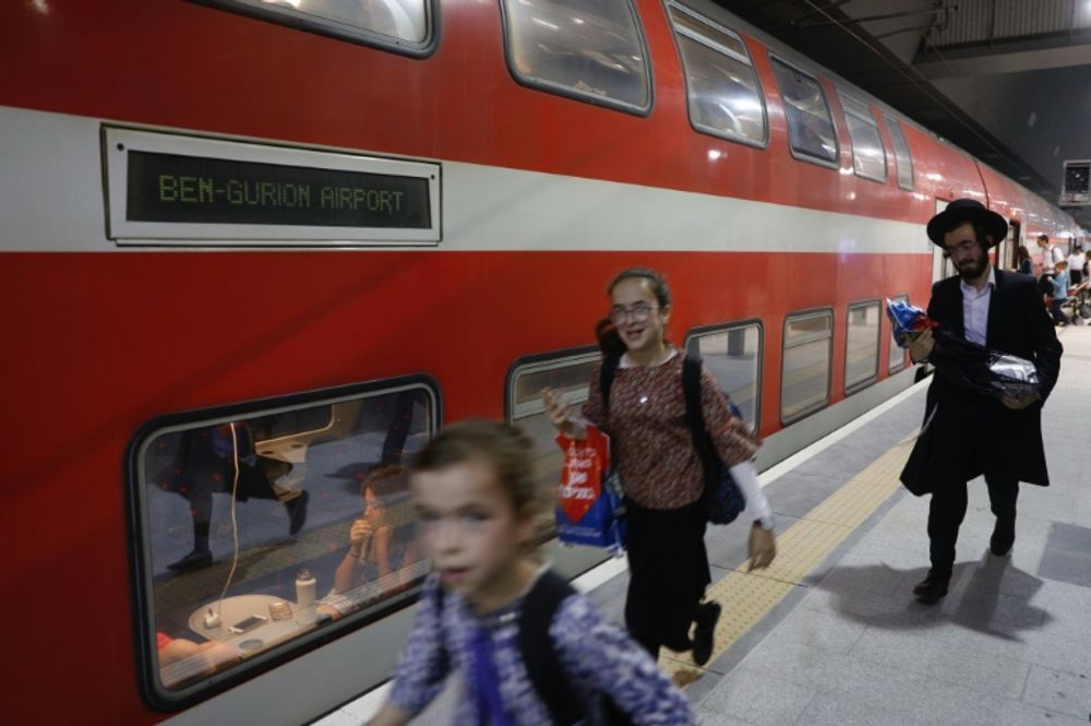 Photo de passagers du nouveau train rapide reliant Jérusalem à Tel-Aviv, en Israël, le 25 septembre 2018.