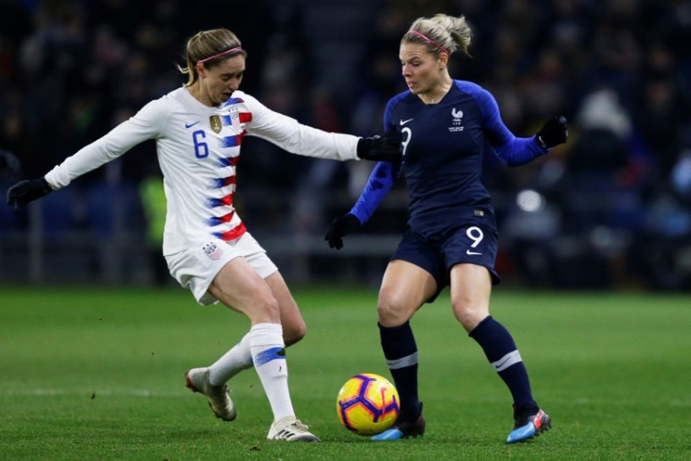 L'attaquante des Bleues, Eugénie Le Sommer (d), lors du match amical face aux Etats-Unis, au Havre, le 19 janvier 2019