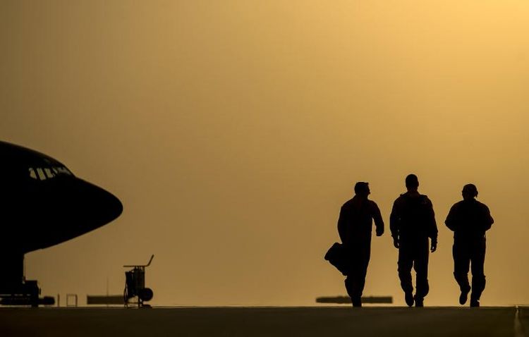 US Air Force personnel walk to their aircraft for an in-air refueling mission over Iraq, on August 11, 2014