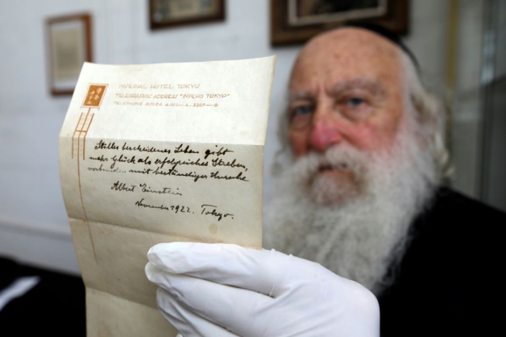 Un juif ultra-orthodoxe montre une note écrite par Albert Einstein en 1922 sur du papier à lettre de l'hôtel impérial de Tokyo au Japon, à la maison de vente aux enchères Winner's à Jérusalem, le 19 octobre 2017.