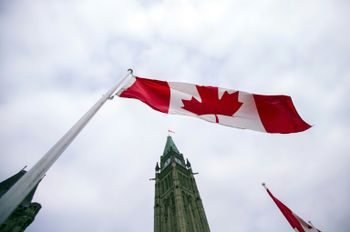 Un drapeau canadien flotte à Ottawa, le 4 décembre 2015