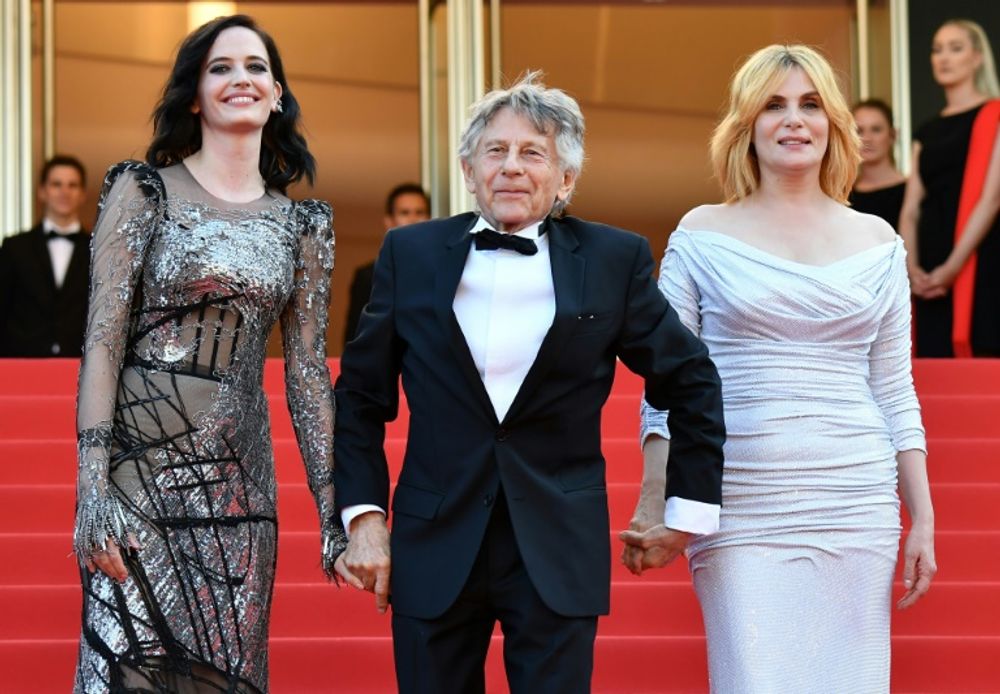 Les actrices Eva Green et Emmanuelle Seigner posent avec le réalisateur Roman Polanski pour la projection du film "D'après une histoire vraie" au Festival de Cannes, le 27 mai 2017
