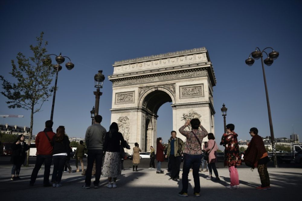 Les touristes sur les Champs-Élysées