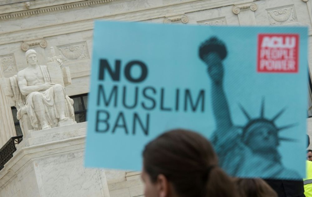 Des activistes manifestent devant la Cour Suprême à Washington DC contre le décret anti-immigration controversé surnommé le "Muslim Ban", le 25 avril 2018