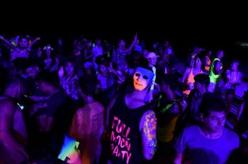 "Full moon party" sur une plage de l'île de Koh Phangan, le 14 décembre 2016 en Thaïlande