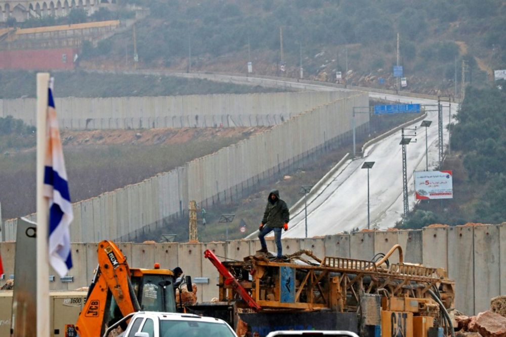 Un soldat israélien près de Metula, à proximité du mur de béto séparant Israël du Liban