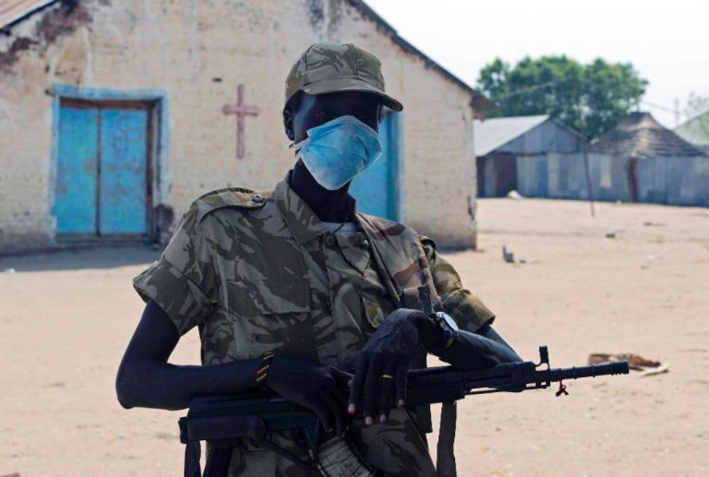 Un soldat de la SPLA devant l'église de Leudit au Soudan du sud, le 27 janvier 2014