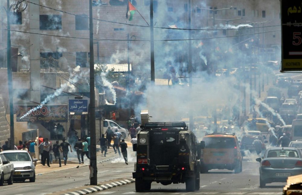 غاز مسيل للدموع خلال المواجهات الجمعة 28 تموز/يوليو بين محتجين فلسطينيين والشرطة الاسرائيلية عند مدخل بيت لحم في الضفة الغربية المحتلة