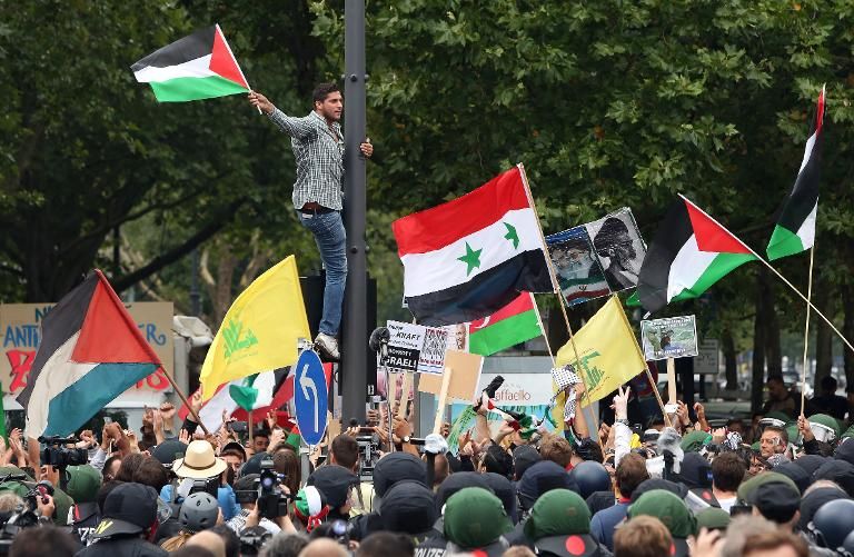 i24NEWS - السماح برفع اعلام حزب الله بمسيرة "يوم القدس" في لندن