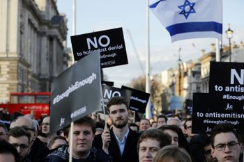 Des membres de la communauté juive manifestent devant le Parlement à Londres contre Jeremy Corbyn, le dirigeant travailliste taxé d'antisémitisme, le 26 mars 2018.
