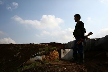Un combattant d'un groupe rebelle pro-turc tient une position dans le village de Tal Malid, dans le nord-est de la Syrie, le 22 décembre 2018