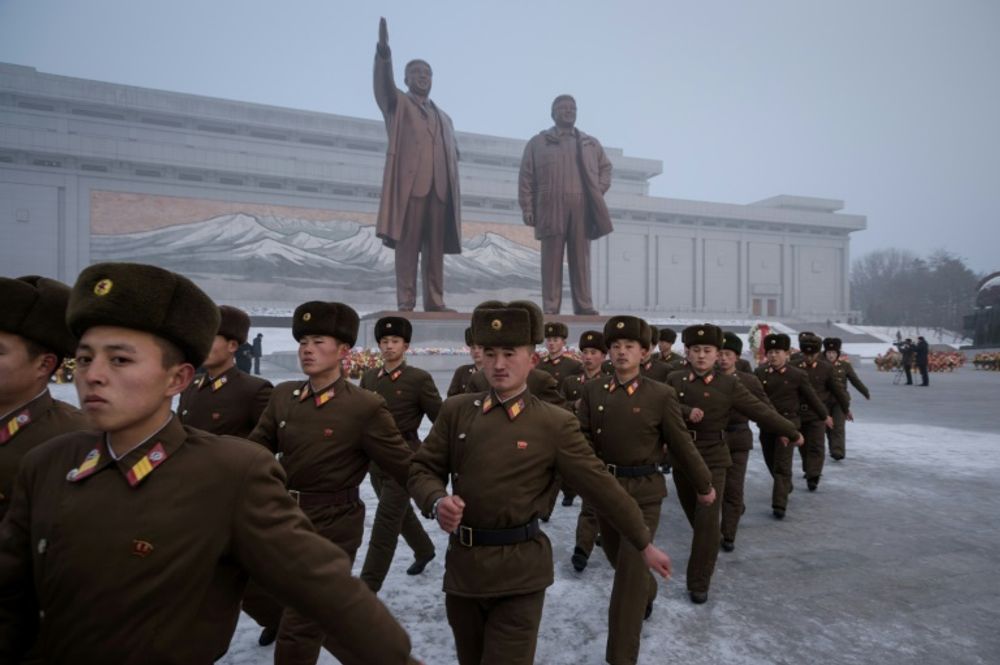 Des soldats de l'Armée populaire nord-coréenne devant les statues des anciens dirigeants nord-coréens Kim Il Sung et Kim Jong Il