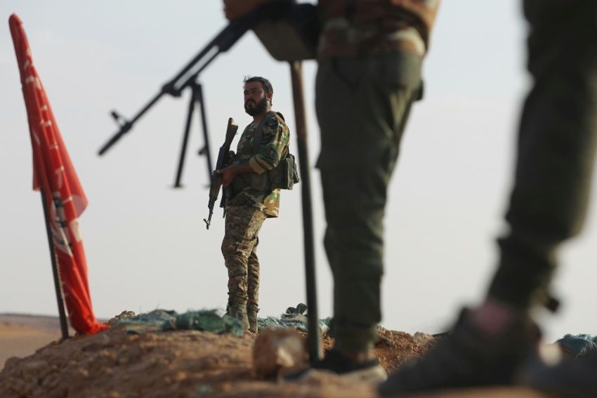 Des combattants chiites irakiens des milices du Hachd al-Chaabi sont déployés à la frontière avec la Syrie, à Qaïm dans la province d'Al Anbar, en face de la province syrienne de Deir Ezzor, le 12 novembre 2018