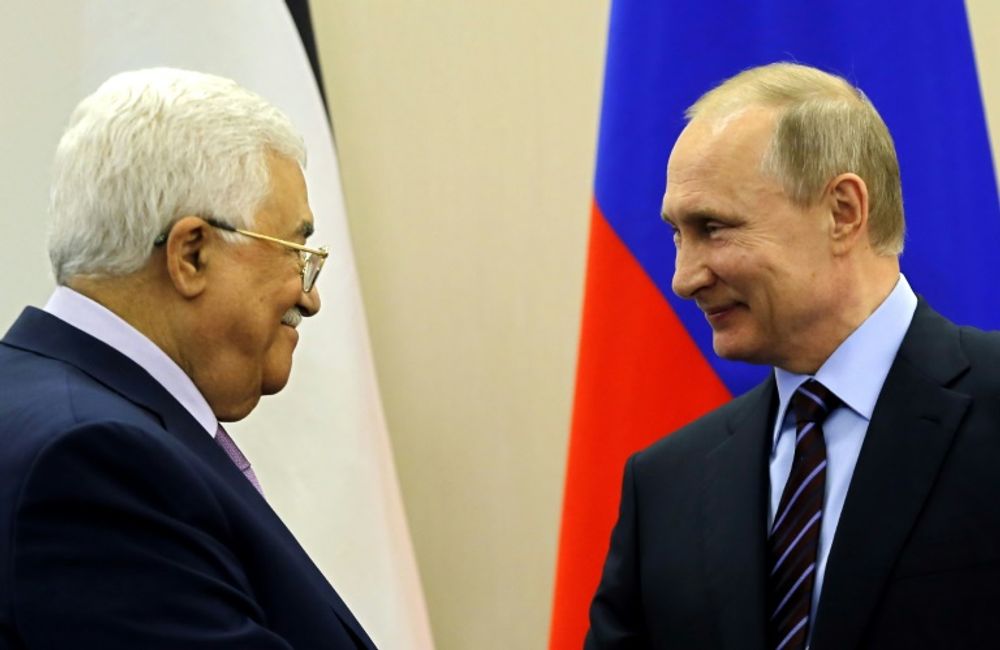 Le président russe Vladimir Poutine (D) et le leader palestinien Mahmoud Abbas à Sochi (Russie) le 11 mai 2017