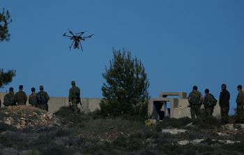 Des soldats et un drone israéliens lors de heurts avec des Palestiniens à Ramallah, en Cisjordanie le 14 décembre 2018