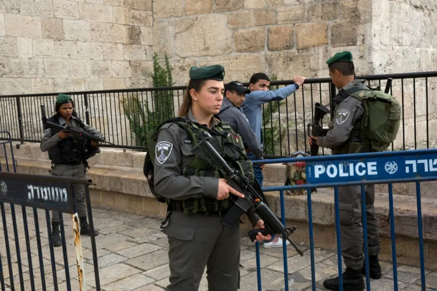 La police israélienne contrôle un jeune palestinien, le 13 mars 2016 dans la vieille ville de Jérusalem