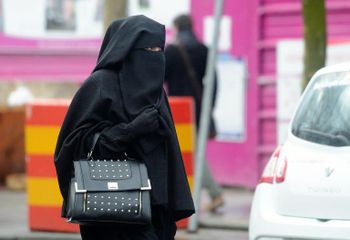 Une femme vêtue d'une forme de voile islamique intégral, le niqab, dans une rue de Roubaix dans le nord de la France, le 9 janvier 2014