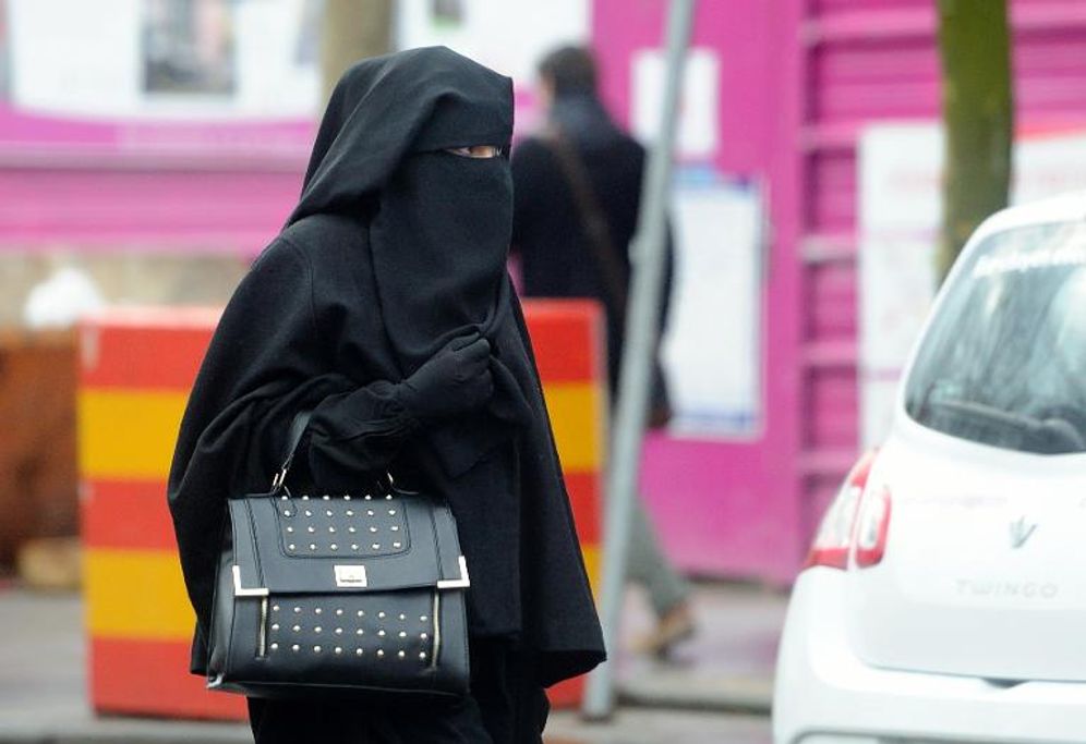 Une femme vêtue d'une forme de voile islamique intégral, le niqab, dans une rue de Roubaix dans le nord de la France, le 9 janvier 2014