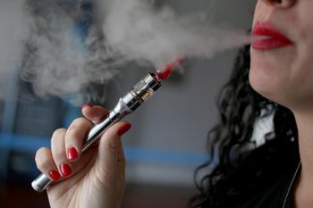 Une adepte de la cigarette électronique