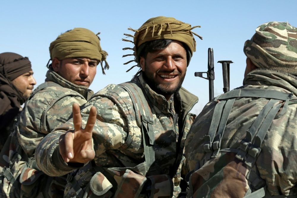 مقاتلون من قوات سوريا الديموقراطية في صورة من الارشيف 