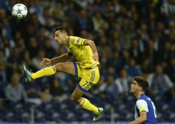Maccabi's midfielder Eran Zahavi (L) jumps for the ball next to Porto's midfielder Ruben Neves during the UEFA Champions League group G football match at the Dragao stadium in Porto on October 20, 2015