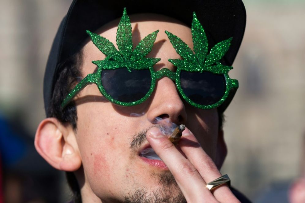 Lars Hagberg (AFP/Archives) Un fumeur de cannabis, le 20 avril 2018 à Ottawa au Canada