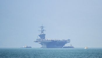 Le porte-avion américain USS Carl Vinson arrive au port de Danang au Vietnam, le 5 mars 2018