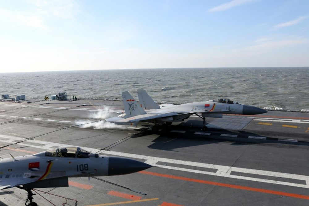 Un avion chasseur chinois J-15 atterrit sur le porte-avions Liaoning, le 13 décembre 2016