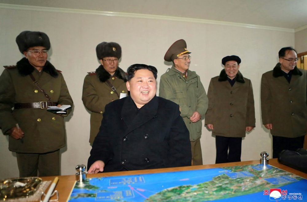 Photo prise le 29 novembre 2017 par l'agence nord-coréenne KCNA montrant le dirigeant nord-coréen Kim Jong-Un en train de regarder le lancement du missile Hwasong-15