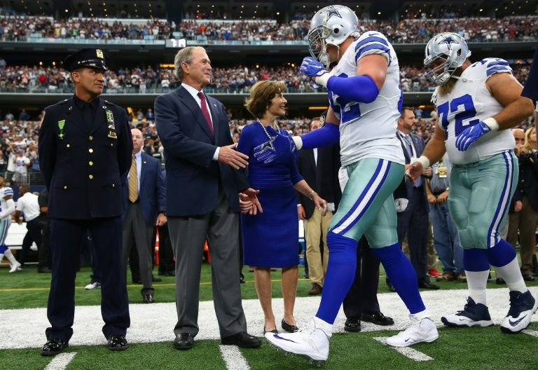 The Dallas Cowboys Flagrunners perform prior to the NFL game between  News Photo - Getty Images