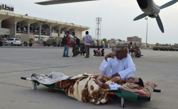 جريح يمني ينتظر في مطار عدن بانتظار نقله مع جرحى آخرين للعلاج في السودان او الاردن