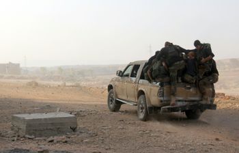 Des combattants de l'organisation jihadiste du Front Fateh al-Sham, ex-Front al-Nosra (al-Qaïda), le 6 août 2016 dans les environs d'Alep, en Syrie