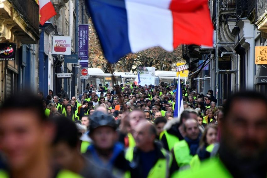 Des manifestants du "gilet jaune" manifestent dans toute la France contre les taxes sur le carburant